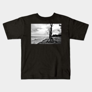 Arbre sur une plage en Noir & Blanc Kids T-Shirt